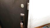Фото 18: Установка биометрического замка.  Дверь выглядит солидно!